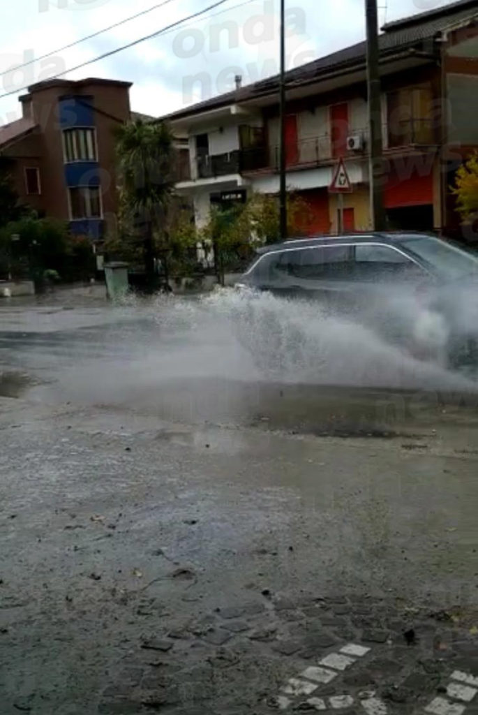 Maltempo. A Pantano di Teggiano lamentele dei residenti per la strada allagata