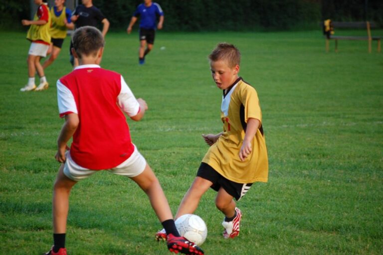 #alleniamoilfuturo. Calciatori campani in campo con un segno blu sul volto per la Giornata dell’Infanzia