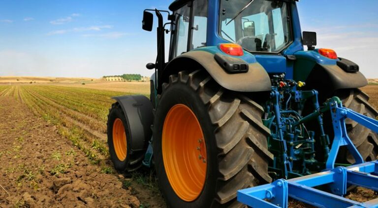 trattore lavoro agricolo