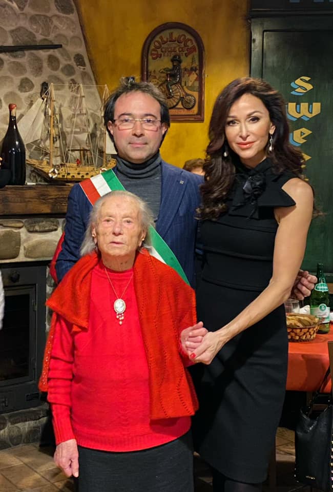 1 - NONNA NATALINA COL SINDACO GIOVANNI LETTIERI E CON SOFIA MILOS