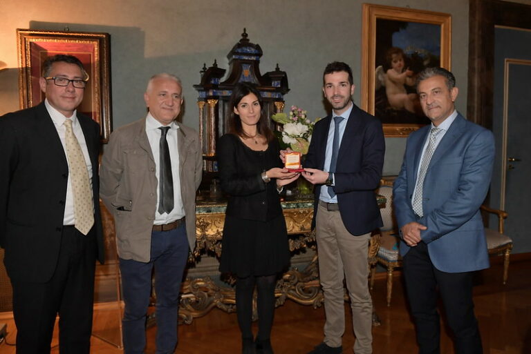 Il sindaco di Roma consegna medaglia del Comune all’associazione Elaia per Premio Nassiriya per la Pace