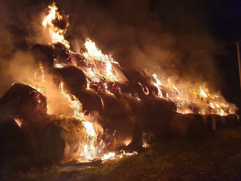 Incendio in un fienile a Polla. Distrutte centinaia di rotoballe