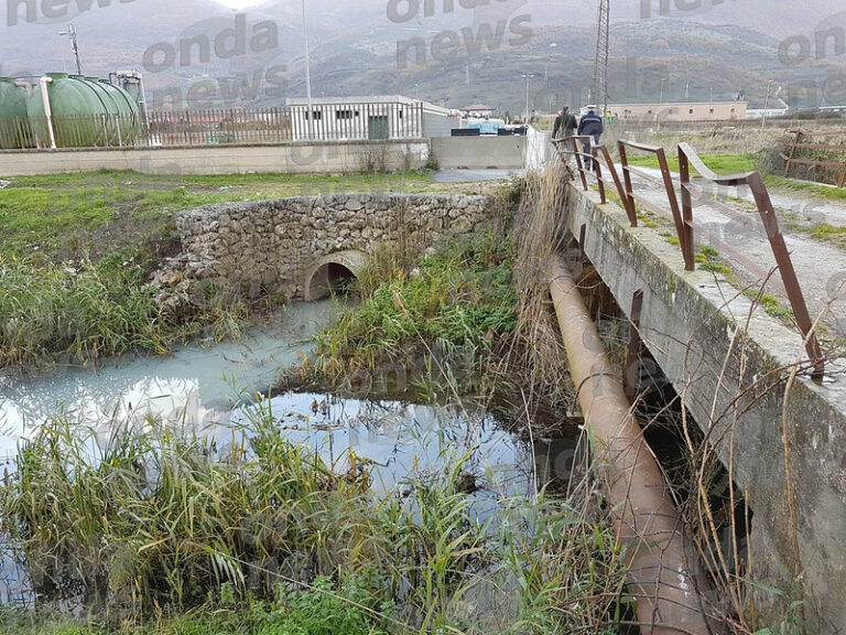 Sospetto liquido bianco nel fiume Sant’Antuono a Polla. Scattano i controlli