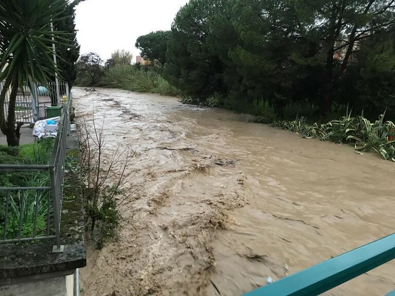 Battipaglia: fiume Tusciano a rischio esondazione. In azione squadre della Protezione Civile