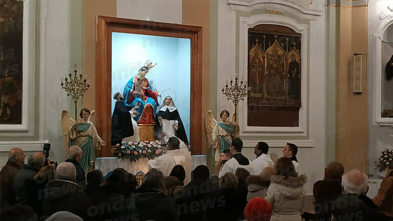 Fedeli in festa a Teggiano. La Madonna di Pompei torna nella chiesa di Sant’Andrea dopo il restauro