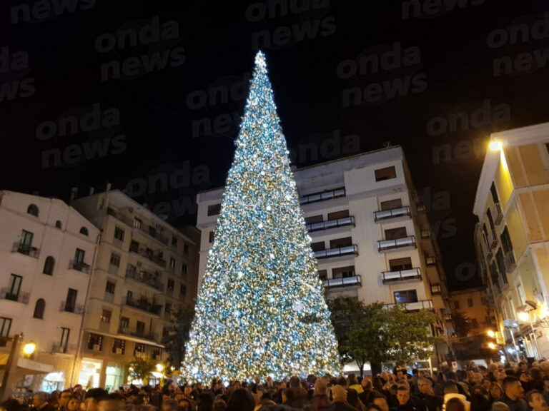 Il Governatore De Luca accende l’albero di 409.500 lampade in Piazza Portanova a Salerno