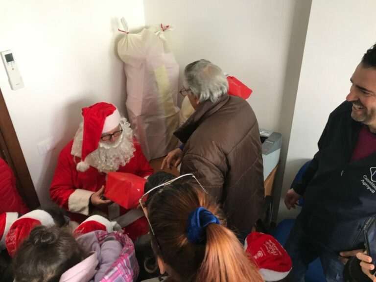 Agropoli: “salvato” dalla Capitaneria di Porto, Babbo Natale porta doni ai bambini delle case famiglia