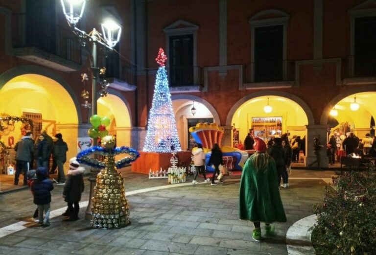 In tanti in Piazza a San Pietro al Tanagro per la seconda edizione dei Mercatini di Natale