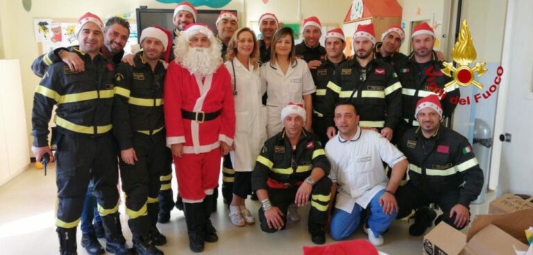 Natale speciale in Pediatria al “San Carlo” di Potenza. Arriva Babbo Natale con i Vigili del Fuoco