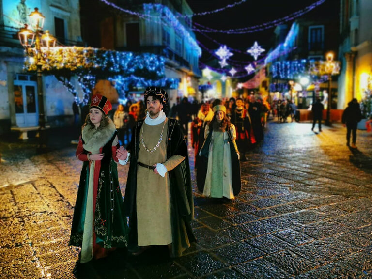 “Alla Tavola della Principessa Costanza” Winter edition batte anche la neve. Folla e applausi a Teggiano