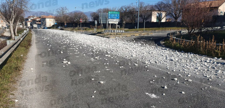 Camion perde carico di pietre a Montesano Scalo. Traffico in tilt