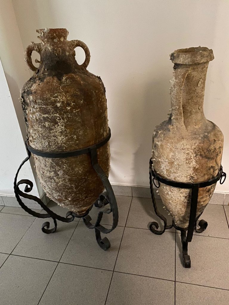 I Carabinieri di Sapri sequestrano anfore di epoca romana trovate a casa di un imprenditore. Denunciato