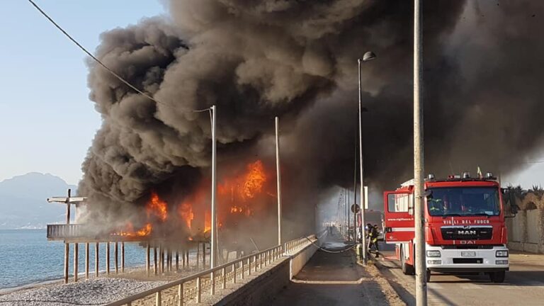 incendio lido pontecagnano 11 gennaio 2020