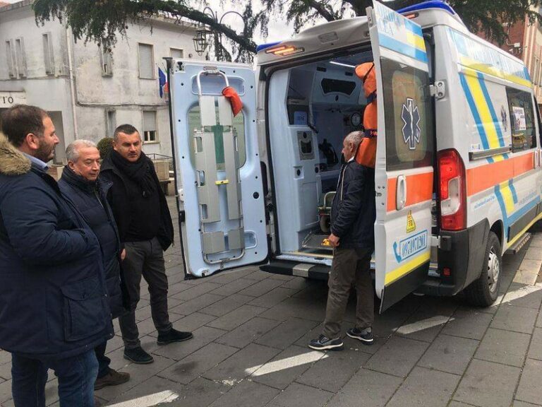 Consegnata nuova ambulanza al presidio 118 di Sanza, mezzo all’avanguardia con telecamera di sicurezza