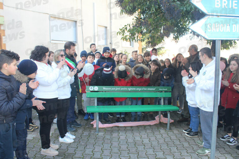 A Vietri di Potenza inaugurata la panchina verde per dire NO al bullismo e al cyberbullismo