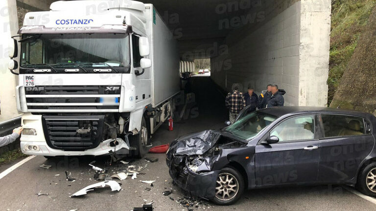 Scontro tra un camion e un’auto a Camerota nei pressi della “Mingardina”. Ferita una donna