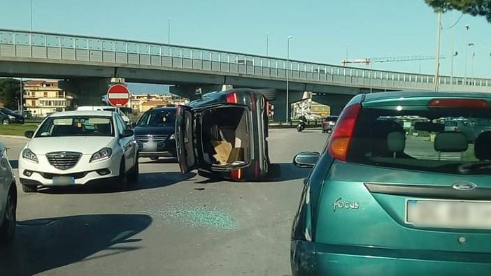 Incidente stradale a Battipaglia. Auto si ribalta su un lato