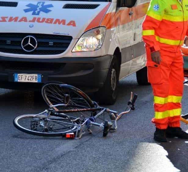 incidente bicicletta ambulanza generica ev