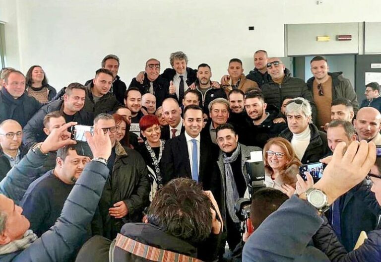 Il Ministro Di Maio a Battipaglia dopo la vittoria dei lavoratori Treofan.”E’ l’Italia che vogliamo”