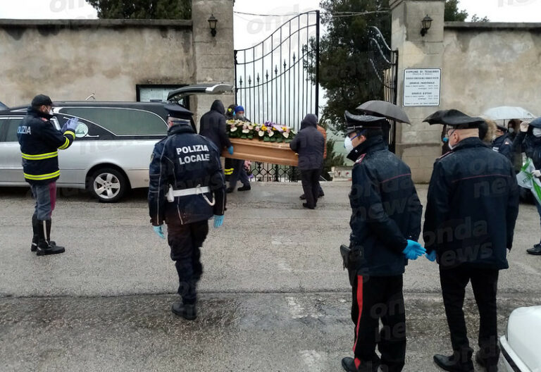 A Teggiano l’ultimo saluto a Luigi Morello. Vigili del Fuoco e Polizia accompagnano il feretro al cimitero