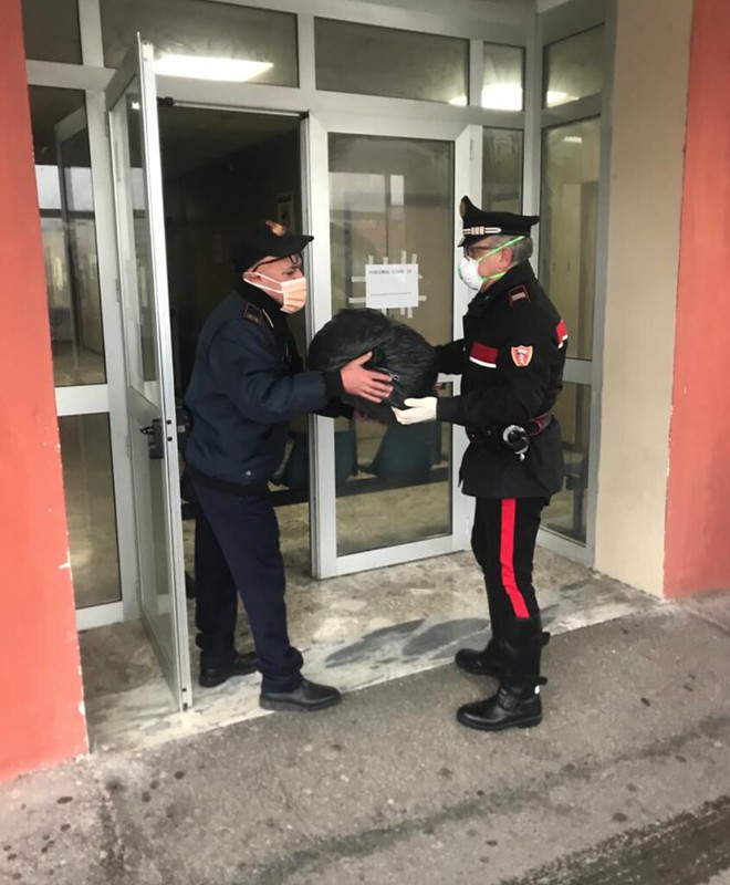 Covid-19: positivo ad Auletta ricoverato senza effetti personali. Carabinieri glieli consegnano in ospedale