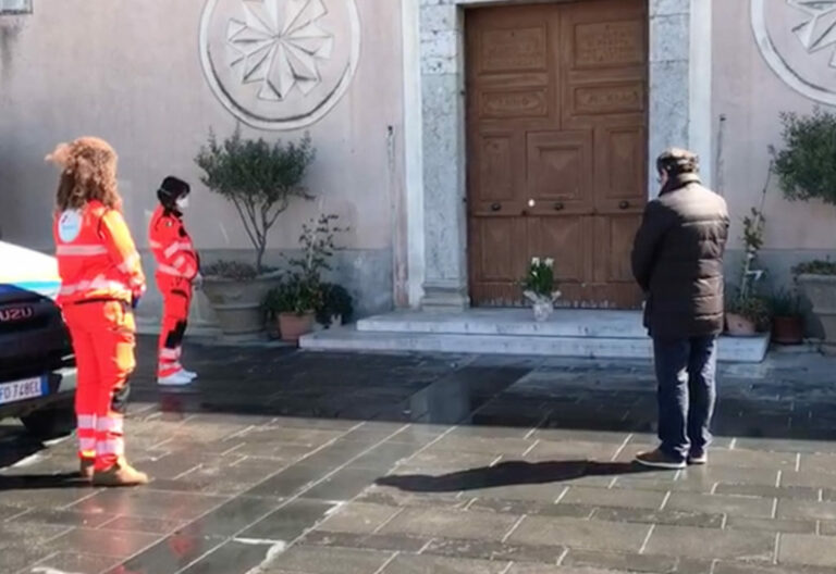 Caggiano: una pianta sul sagrato della chiesa di Sant’Antonio per salutare don Alessandro Brignone