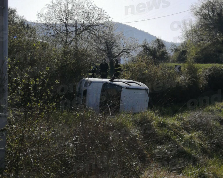 Paura per una donna a Montesano. Perde il controllo dell’auto e si ribalta in un terreno