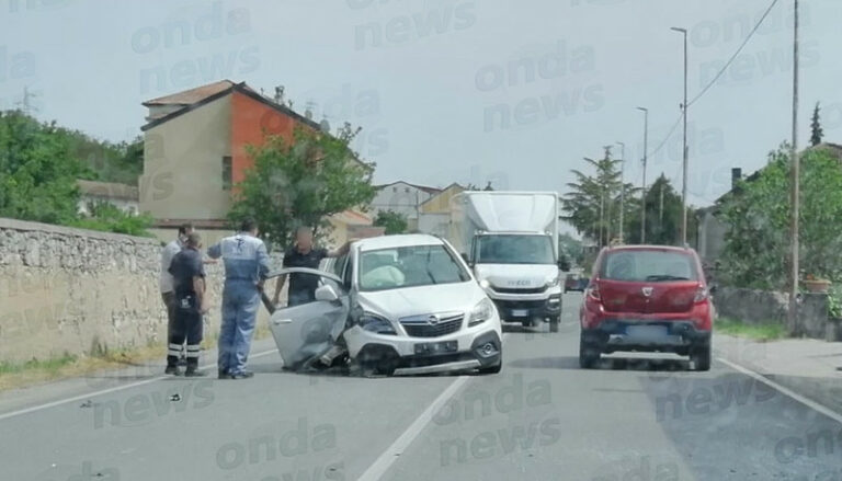 Auto perde il controllo e va a sbattere lungo la Nazionale ad Atena Lucana. Una persona ferita