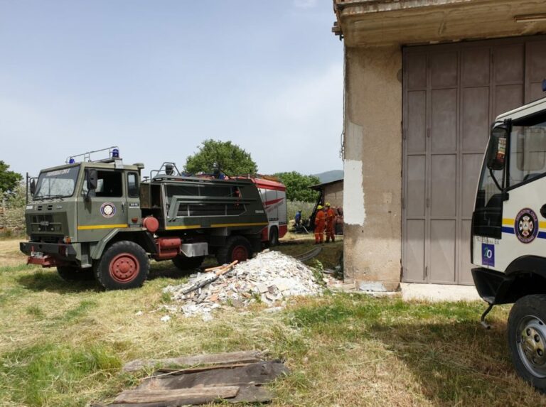 Fiamme in un deposito agricolo di Padula. Intervengono Vigili del Fuoco e Protezione Civile