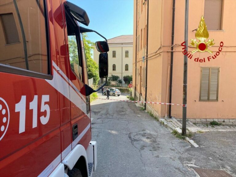 Dissesto statico in una palazzina a Potenza. Inquilini evacuati dai Vigili del Fuoco