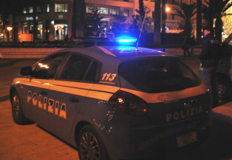 Spaccio di eroina in appartamento a Salerno, all’arrivo della Polizia droga lanciata dal balcone. Un arresto