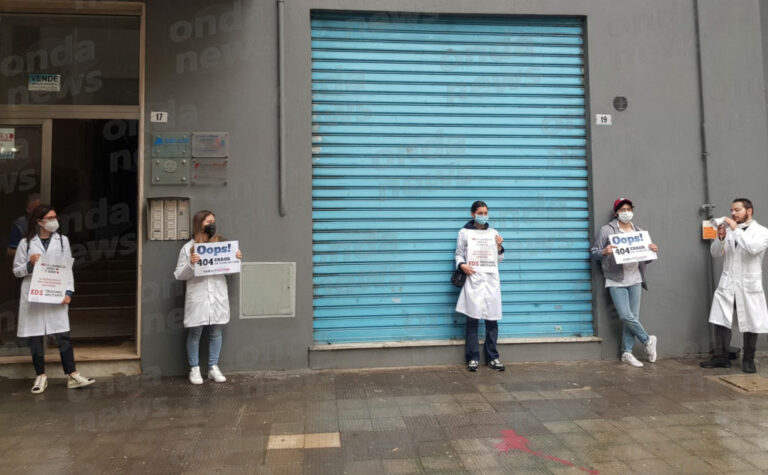 “Esame di stato inutile sbarramento per il futuro”. A Salerno la protesta dei neolaureati in Farmacia