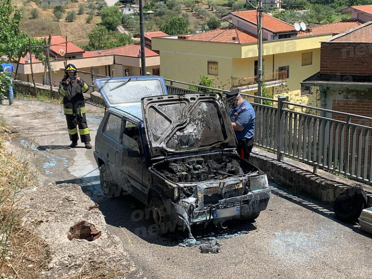 Auto distrutta dalle fiamme a Vietri di Potenza. Attimi di paura in via Grotta di Cesare