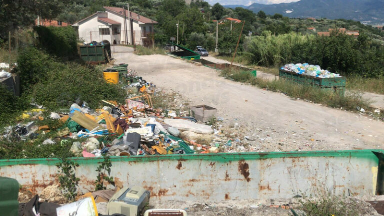 San Rufo: straborda il deposito di rifiuti di Borgo San Michele. Protesta degli abitanti della zona