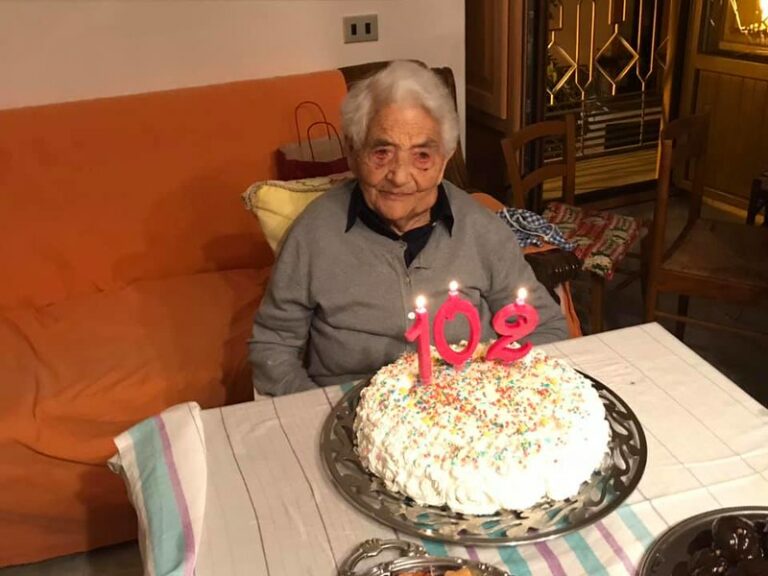 A Tramutola nonna Matilde Ferretti spegne 102 candeline tra i sorrisi della sua famiglia