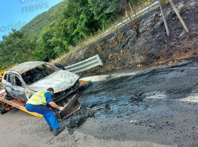 Paura sulla Fondo Val d’Agri ad Atena Lucana. Auto in fiamme, salva la famiglia a bordo