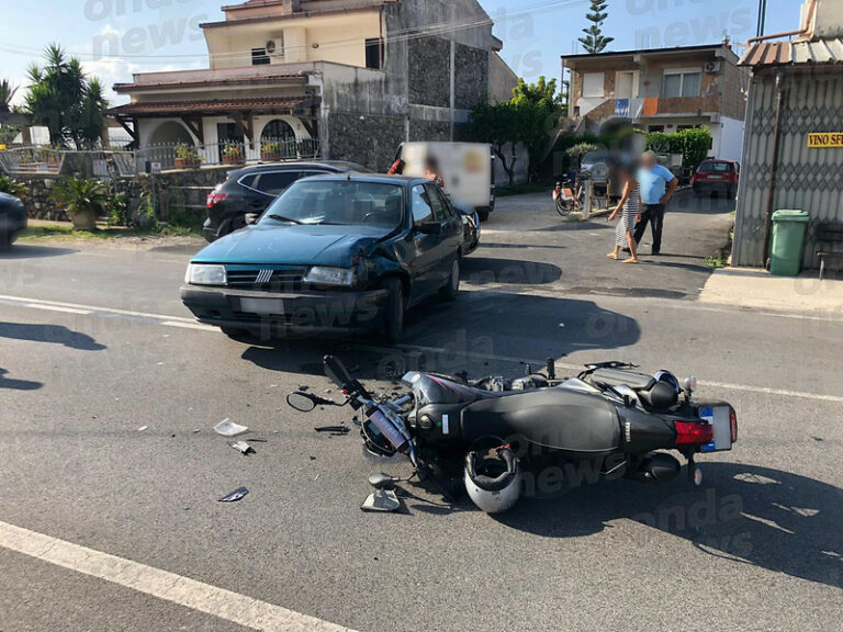 Scontro tra auto e moto a Policastro. Ferito giovane centauro del posto