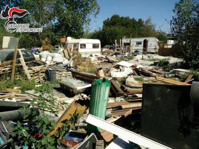 Veicoli fuori uso, rifiuti plastici e pneumatici. Sequestrata a Pontecagnano discarica abusiva