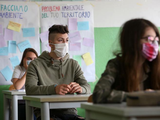 ragazzi scuola mascherine generica ansa