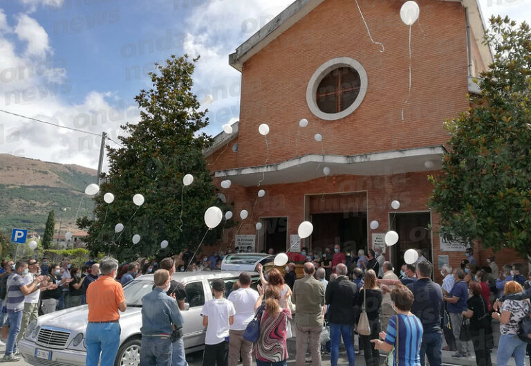 Palloncini bianchi volano in cielo, Polla dice addio ad Antonio Zienna