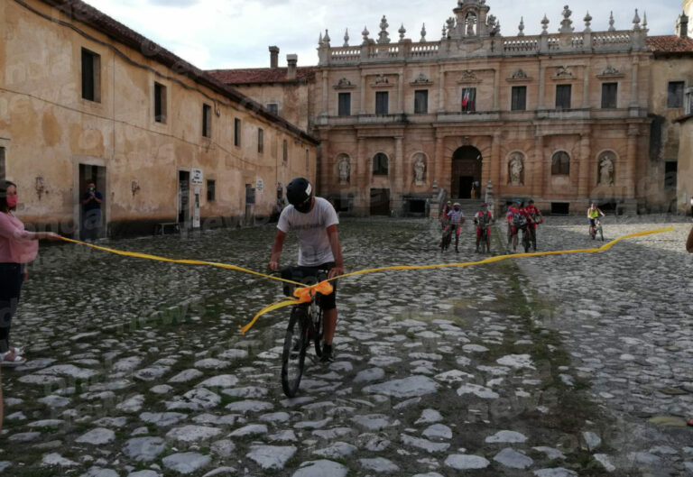 1500 km in bicicletta per la lotta contro il cancro.Marco Vegliante arriva a Padula dopo il suo lungo viaggio