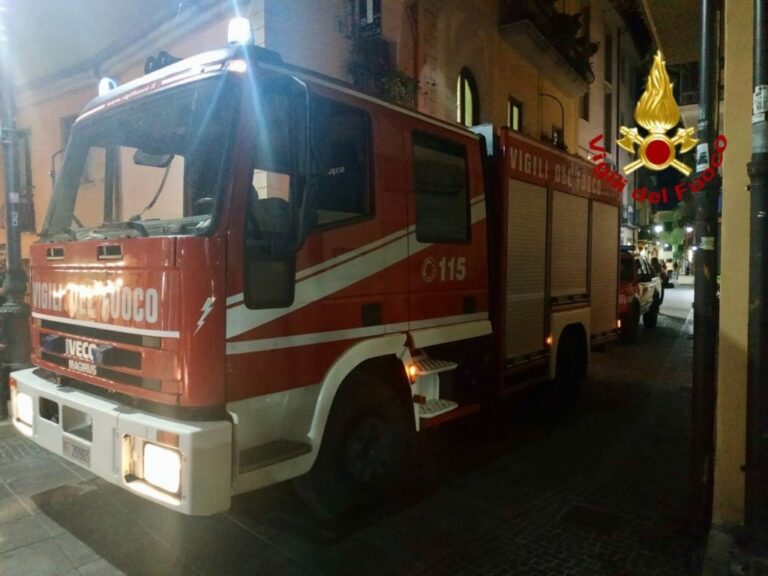 Auto si incendia nel centro storico di Potenza. Intervengono i Vigili del Fuoco