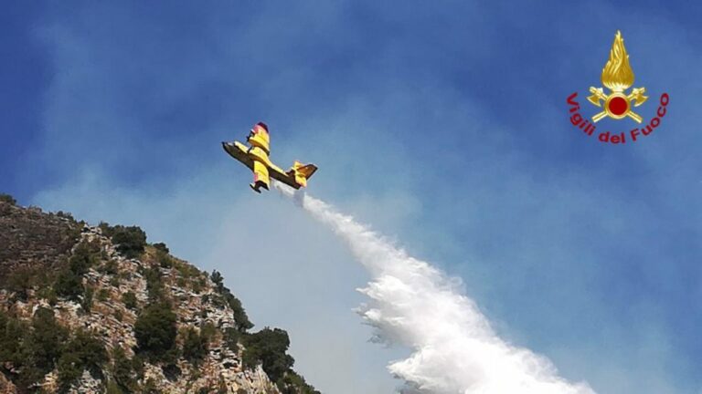 Incendio in un’area boschiva a Trecchina. Canadair dei Vigili del Fuoco in azione