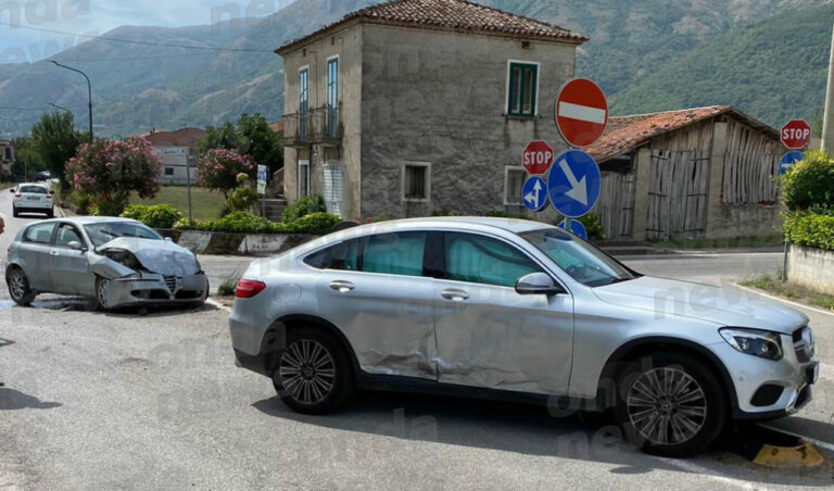 Paura a Teggiano. Due auto si scontrano nella frazione di Prato Perillo