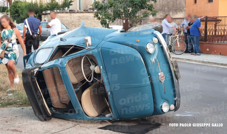 Rocambolesco incidente tra Silla e Teggiano. Auto si ribalta, ferito uomo di Sassano