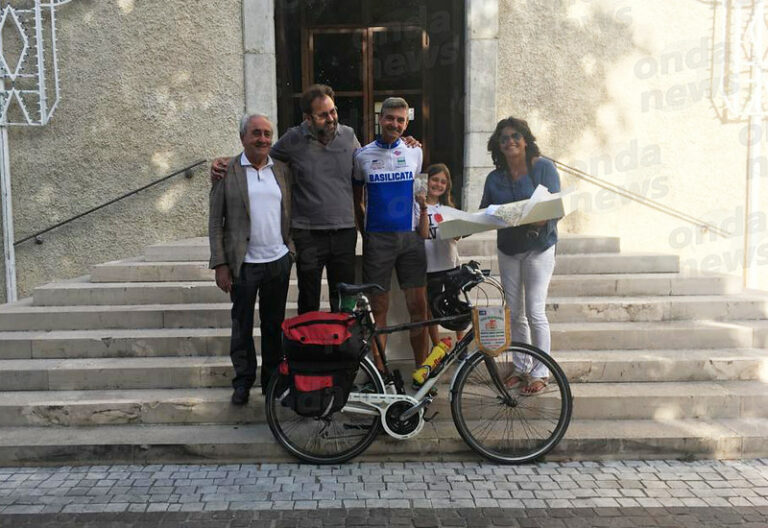 Da Firenze a Tito in bici in memoria della madre scomparsa a gennaio. L’impresa di Giuseppe D’Eboli