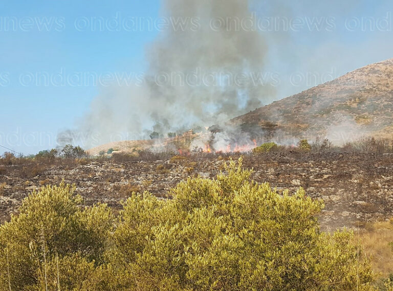 Camerota: vasto incendio in località Monte di Luna. Due elicotteri in azione