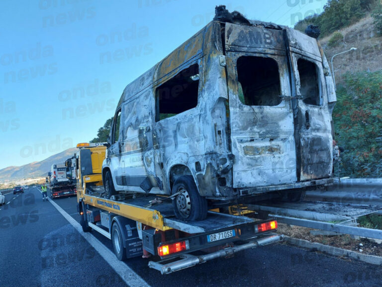 Paura in A2 ad Atena Lucana. Ambulanza prende fuoco con un paziente a bordo