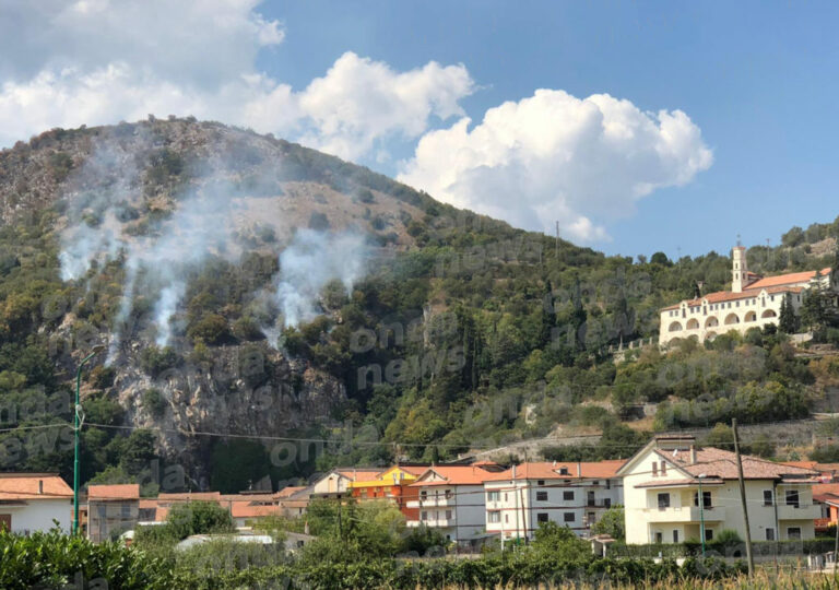 Ennesimo incendio nel Vallo di Diano. Rogo nei pressi del Convento di Polla