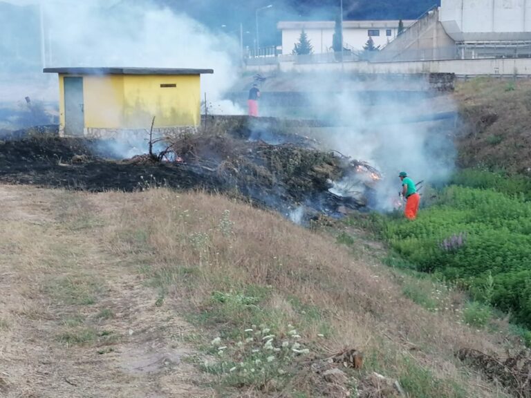 Fiamme in un terreno a Sant’Arsenio. Interviene la squadra Antincendio della Comunità Montana